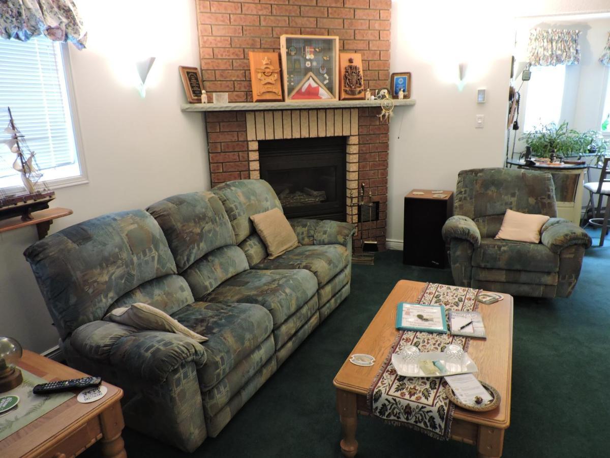 Tucked Inn The Harbour B&B Victoria Harbour Стая снимка