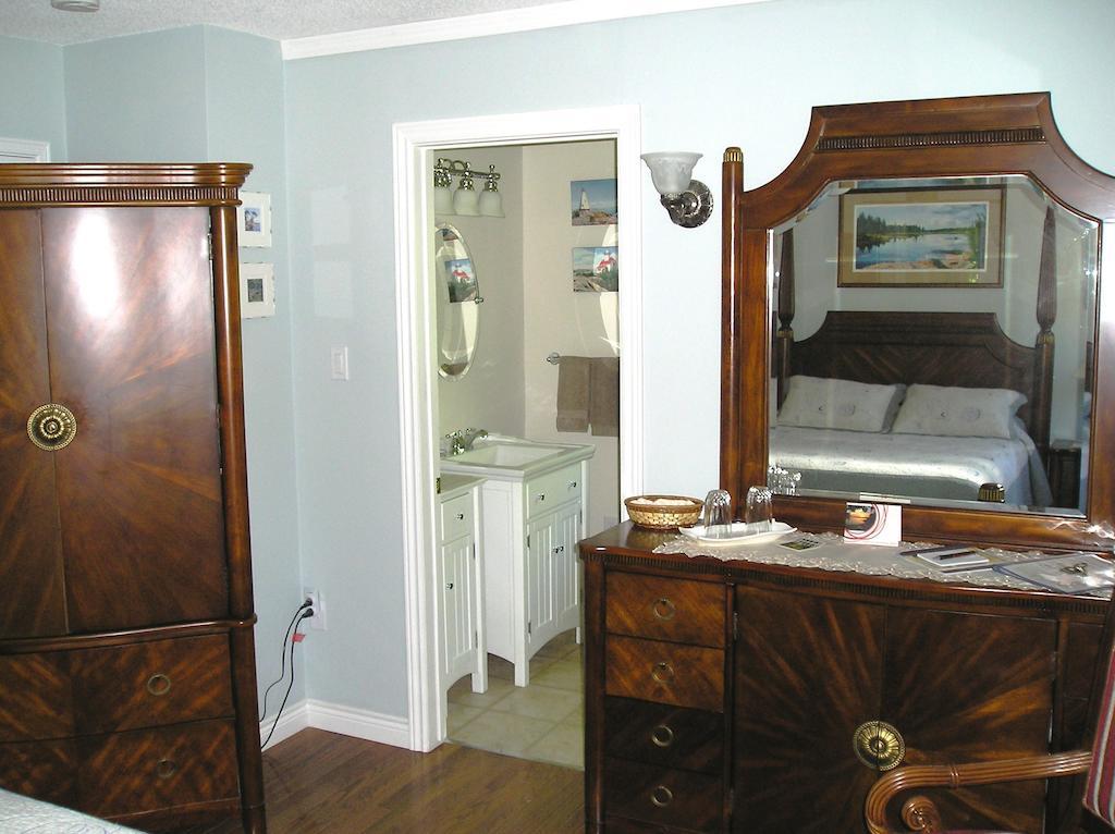 Tucked Inn The Harbour B&B Victoria Harbour Стая снимка
