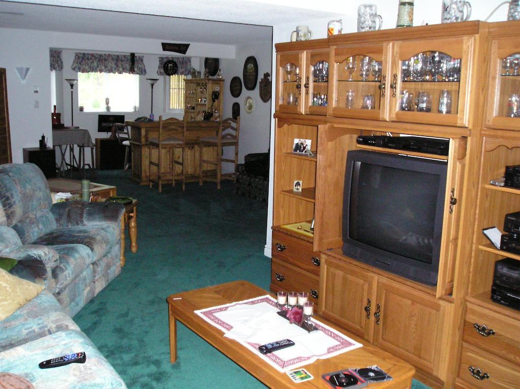 Tucked Inn The Harbour B&B Victoria Harbour Екстериор снимка