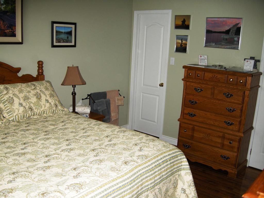 Tucked Inn The Harbour B&B Victoria Harbour Стая снимка