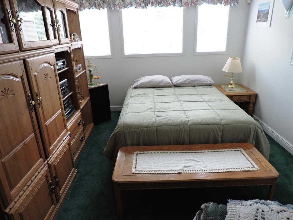 Tucked Inn The Harbour B&B Victoria Harbour Екстериор снимка