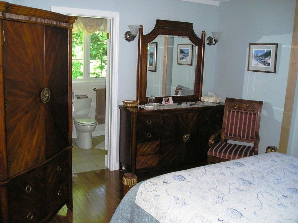 Tucked Inn The Harbour B&B Victoria Harbour Екстериор снимка