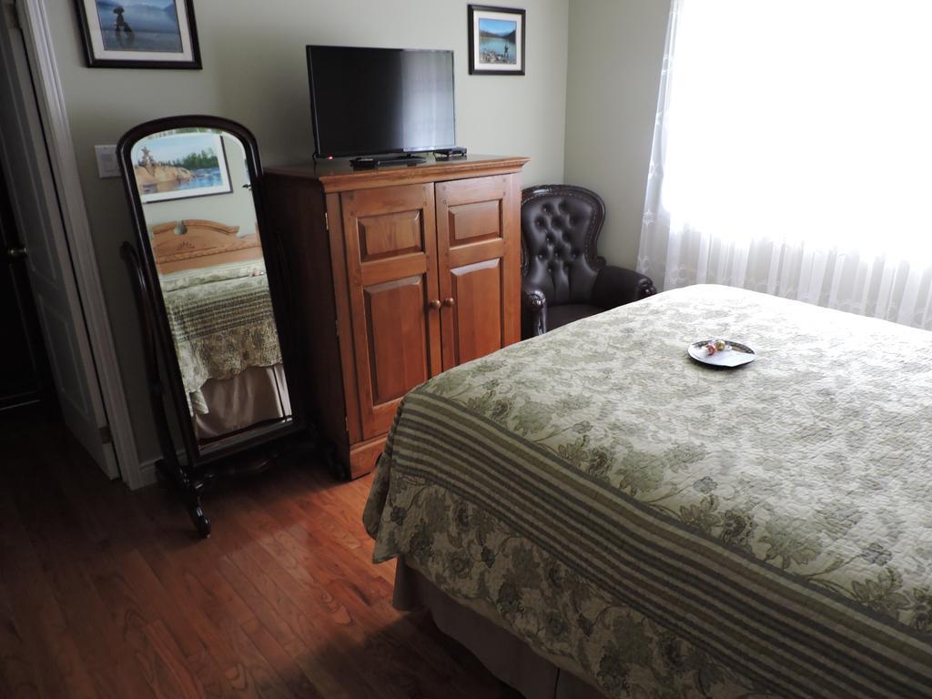 Tucked Inn The Harbour B&B Victoria Harbour Екстериор снимка