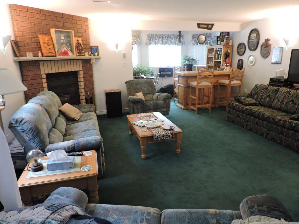 Tucked Inn The Harbour B&B Victoria Harbour Екстериор снимка