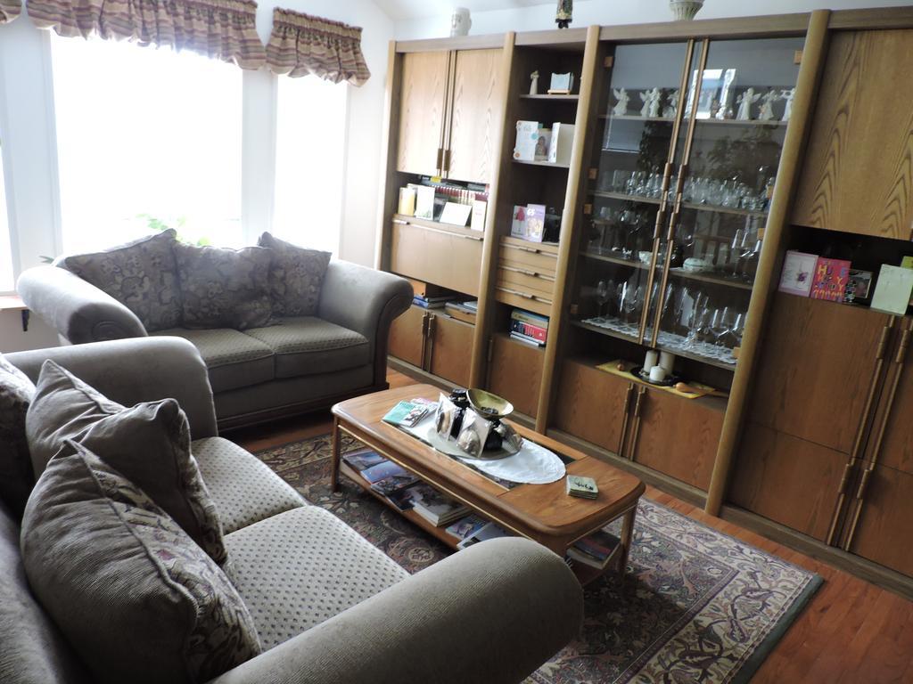 Tucked Inn The Harbour B&B Victoria Harbour Екстериор снимка