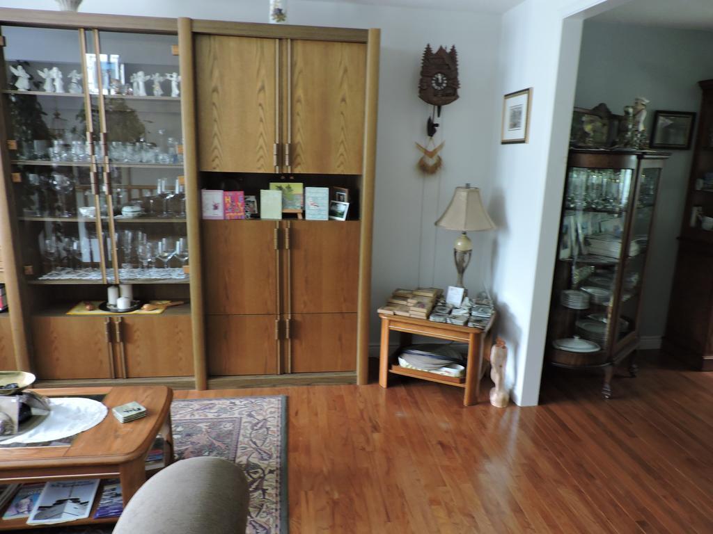 Tucked Inn The Harbour B&B Victoria Harbour Екстериор снимка