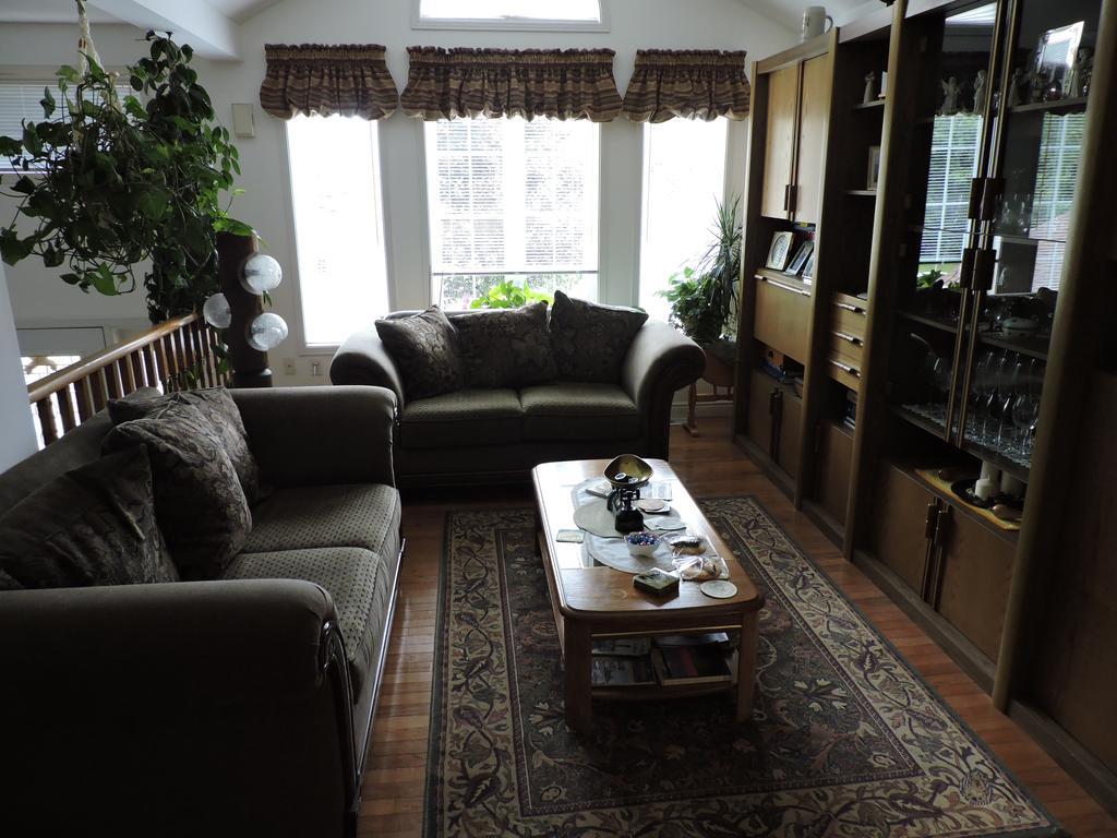 Tucked Inn The Harbour B&B Victoria Harbour Екстериор снимка