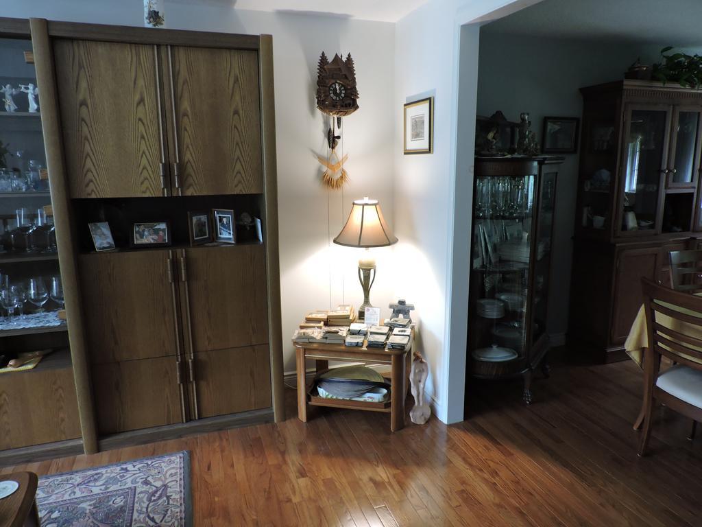 Tucked Inn The Harbour B&B Victoria Harbour Екстериор снимка