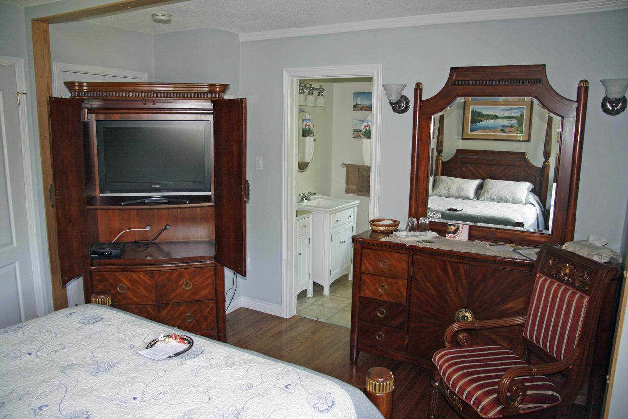 Tucked Inn The Harbour B&B Victoria Harbour Екстериор снимка