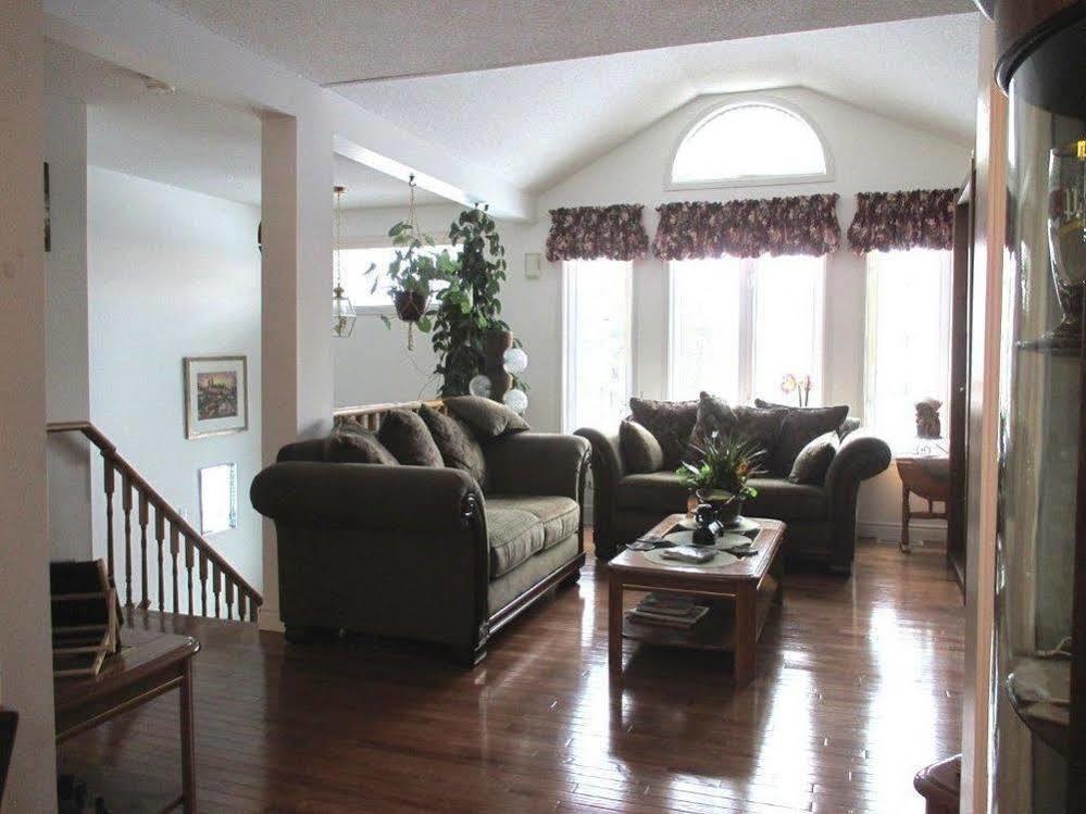 Tucked Inn The Harbour B&B Victoria Harbour Екстериор снимка