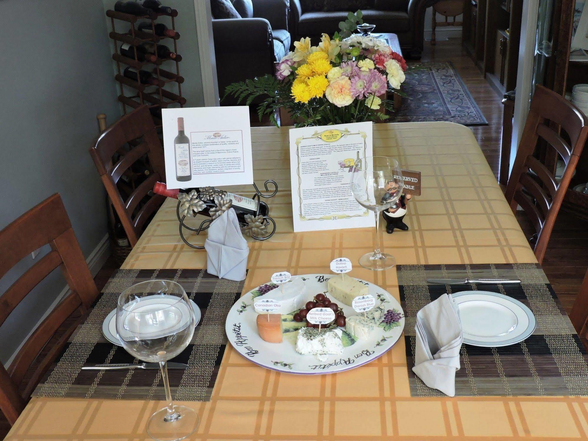 Tucked Inn The Harbour B&B Victoria Harbour Екстериор снимка