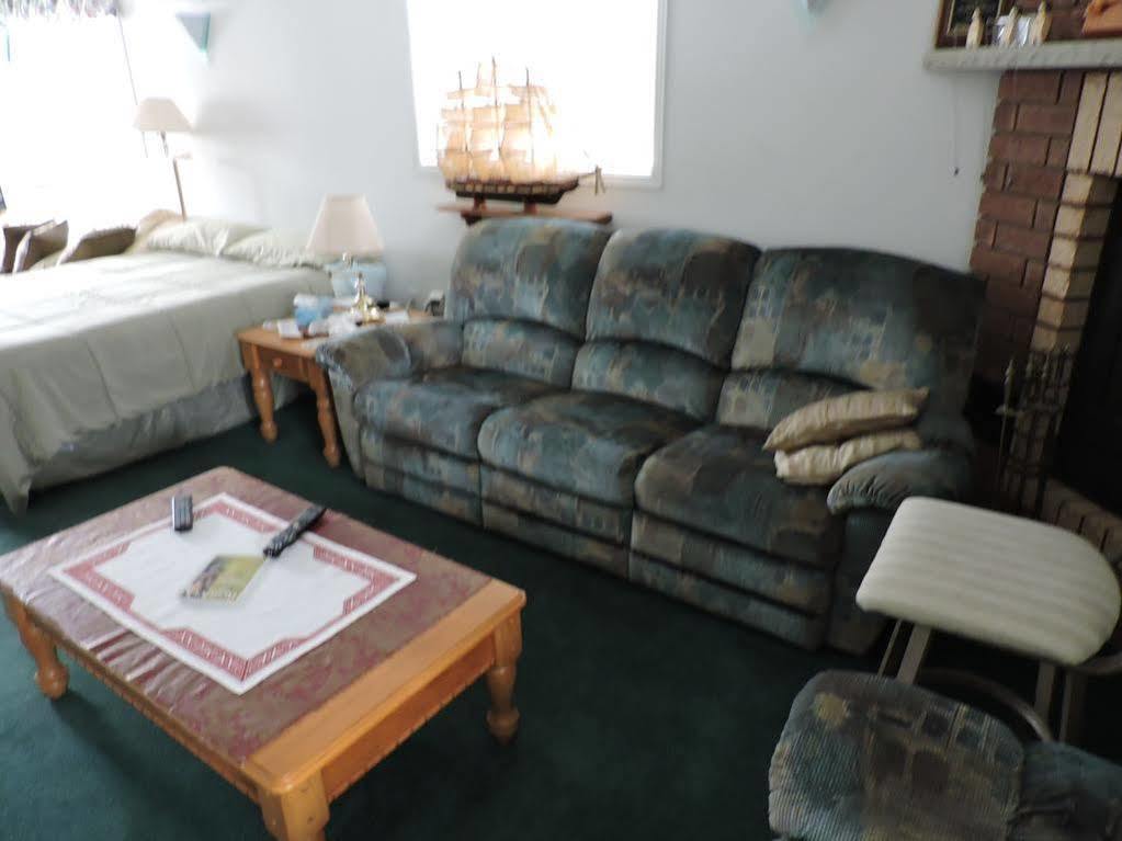 Tucked Inn The Harbour B&B Victoria Harbour Екстериор снимка