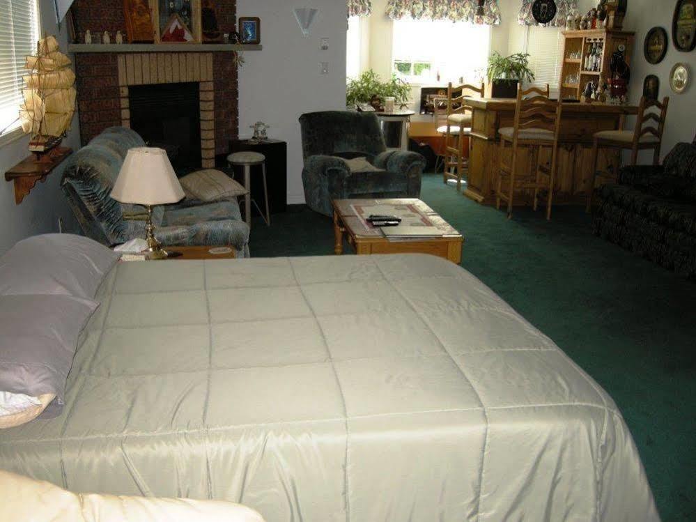 Tucked Inn The Harbour B&B Victoria Harbour Екстериор снимка