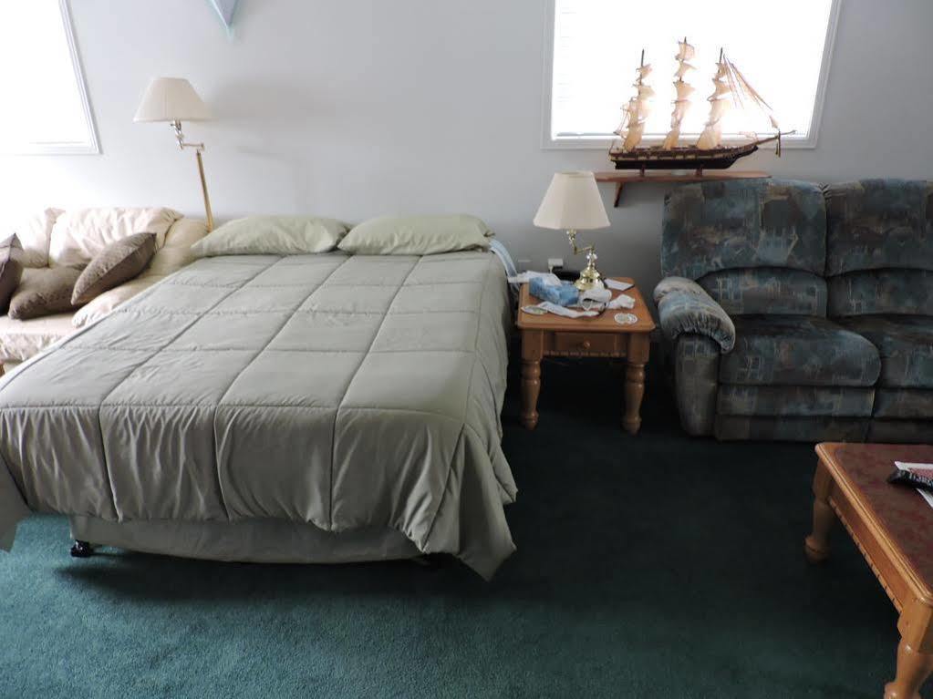 Tucked Inn The Harbour B&B Victoria Harbour Екстериор снимка